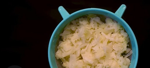 1. Этап. Котлеты из капусты с соусом: Мелко нарежьте капусту. Затем отварите (10 минут), а после слейте лишнюю воду.