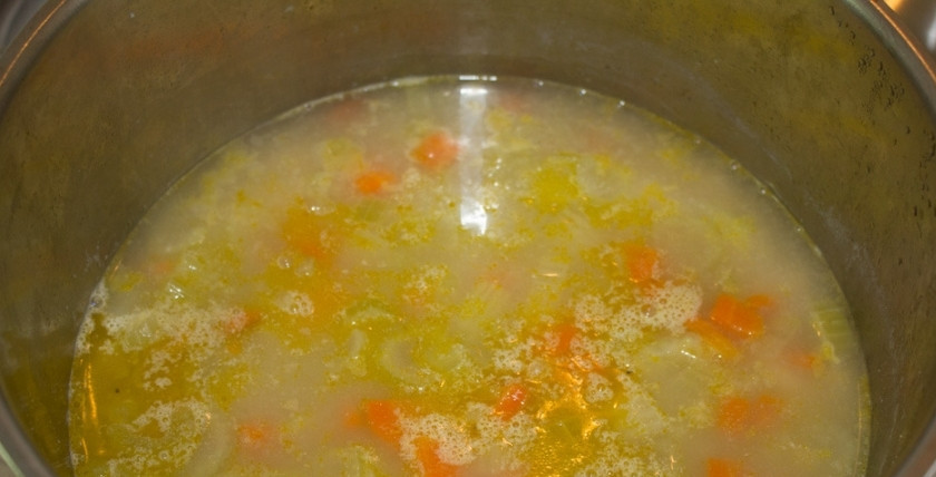 1. Этап. Суп-пюре из фасоли: 5. Проварить суп 10-15 минут на медленном огне. Попробовать и, при необходимости, слегка посолить.