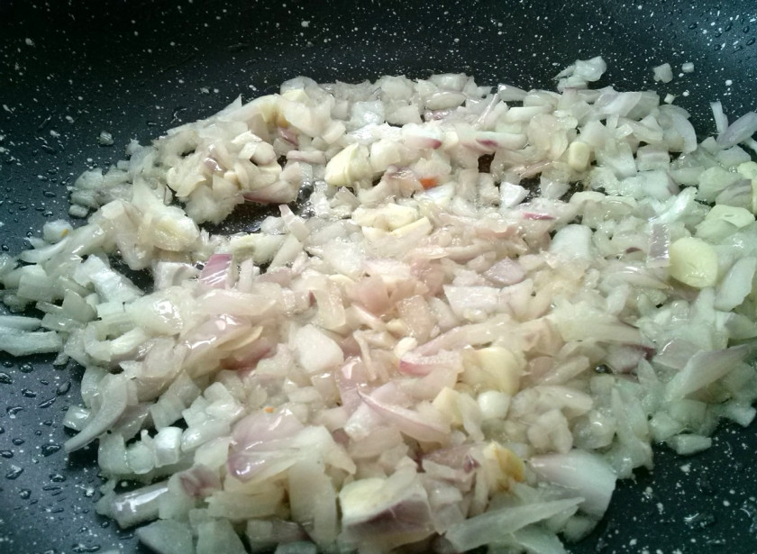 1. Этап. Классический Венгерский гуляш: 4. На сковороду добавьте 1 ст.л. масла, обжарьте лук и чеснок до мягкости, в течение 2 минут. Затем отправьте в горшочек.