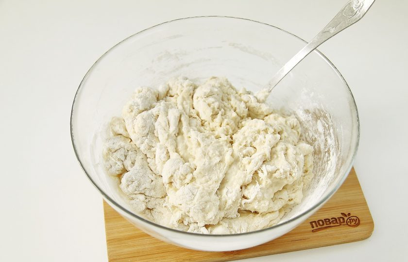 1. Этап. Московские пельмени: Подсыпайте муку до тех пор, пока не станет трудно перемешивать ложкой.