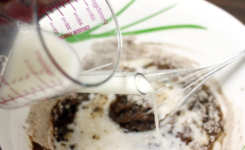 1. Этап. Простой рецепт кекса с какао: 5. К сухим ингредиентам влейте молоко, размешайте все миксером.