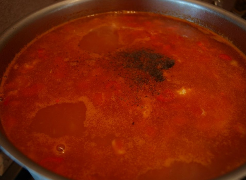 1. Этап. Венгерская уха: Затем добавляем кусочки филе и поджарку. Солим, перчим и варим до готовности.