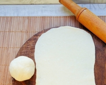 1. Этап. Тесто на плюшки: 6. Тесто легко раскатывается и лепится. Оно очень мягкое и эластичное.