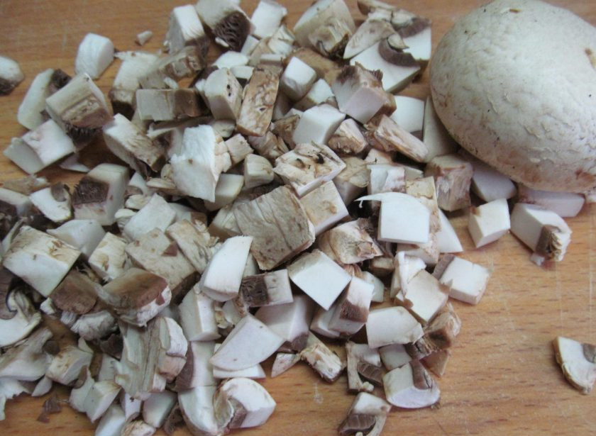 1. Этап. Кабачки с рисом и грибами: Шампиньоны тоже нарежьте мелким кубиком.