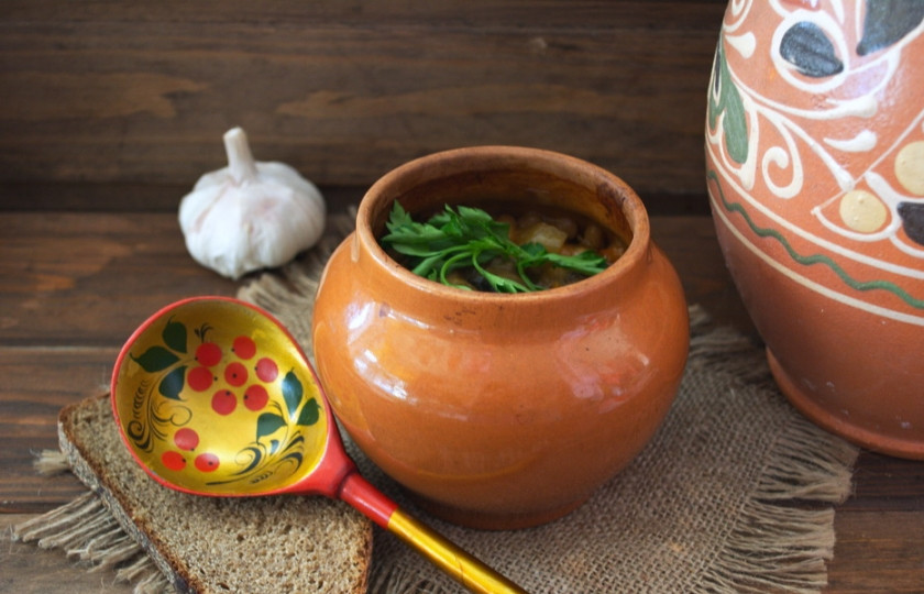 1. Этап. Чанахи с фасолью и грибами: Разогрейте духовку до 200 градусов. Запекайте закрытыми горшочки около 1,5 часа. Подайте к столу.