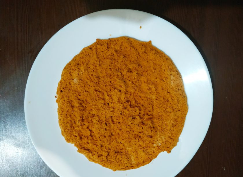 1. Этап. Торт Карамельная девочка: Отправьте корж в духовку, разогретую до 200 градусов, на 5-7 минут. Испеките таким образом все коржи, их должно получиться 6.