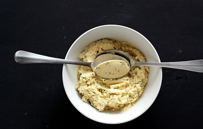 1. Этап. Австрийский суп: Затем сформируйте клёцки. Возьмите тесто чайной ложкой и укройте второй сверху. Должен получиться овал с заострёнными углами и одной такой же стороной.