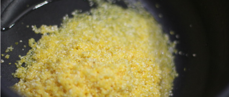 1. Этап. Полента в мультиварке: Тщательно промойте кукурузную крупу.