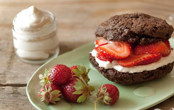 1. Этап. Шоколадные коржики с кремом и клубникой: 7. После того, как коржики остынут, смазать одну половинку кремом, украсить ягодами, накрыть вторым коржиком и сразу же подавать.