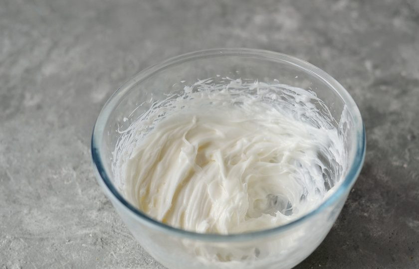 1. Этап. Торт из кокосовой муки: Кокосовое масло взбейте миксером вместе с сахарной пудрой. Примерно 3-4 минуты.