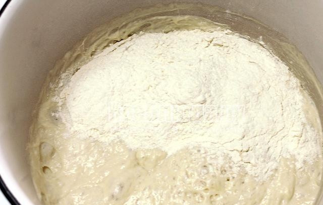 1. Этап. Тесто на пирожки: 2. В отдельную миску вбиваем яйца, добавляем соль. Взбиваем до появления белой пены, затем вмешиваем яйца в опару. Порционно добавляем оставшуюся муку и растительное масло, тесто должно получатся эластичным, но не тугим.