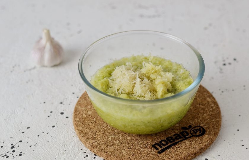 1. Этап. Хреновина из зеленых помидоров: Добавьте мелко натертый корень хрена и измельченный чеснок.