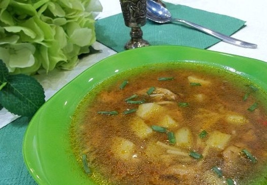 1. Этап. Суп с бычками в томатном соусе: Добавьте в суп зелень, дайте ему немного настояться — и наслаждайтесь!