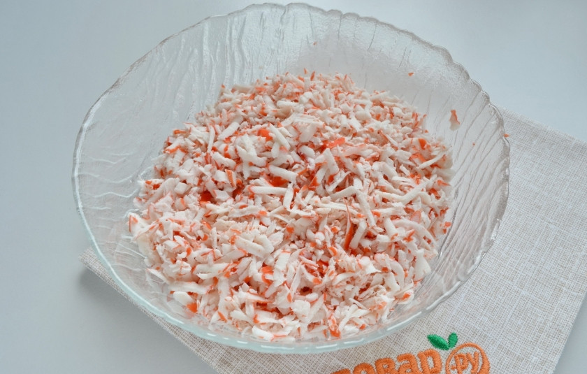 1. Этап. Котлетки из крабовых палочек: Крабовые палочки натрите на крупной терке или измельчите в комбайне.