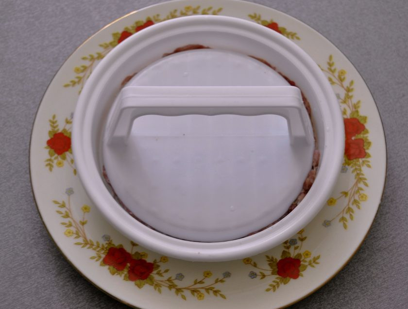 1. Этап. Рамен-бургер: Пока лапша в холодильнике, подготовьте фарш для бургера, добавьте лук, соль, перец. Можно придать форму с помощью специального пресса.