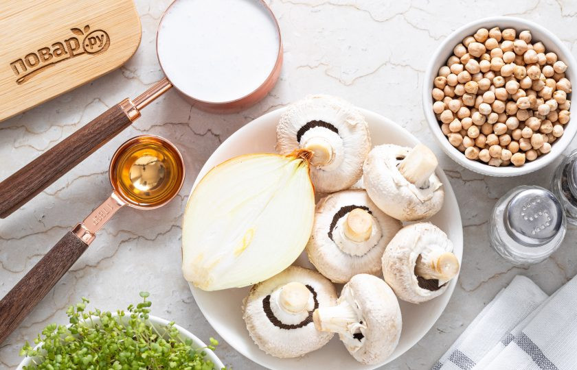 1. Этап. Нут с грибами в сливочном соусе: Подготовьте все ингредиенты.