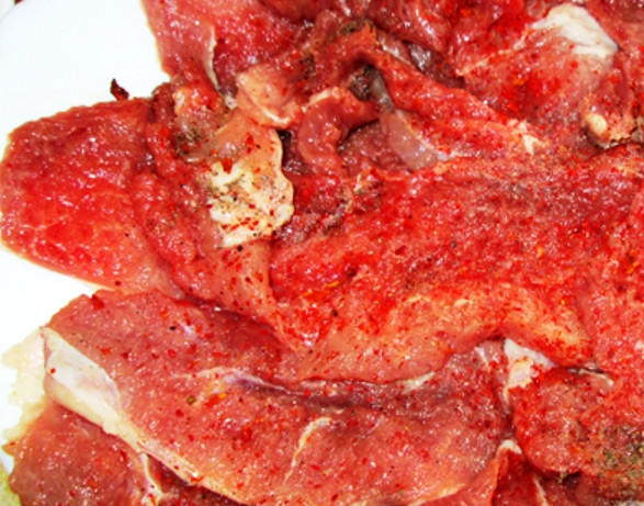 1. Этап. Маринованное мясо в мультиварке: Посолите, поперчите, накройте пищевой пленкой и оставьте в холодильнике на 1 час мариноваться.