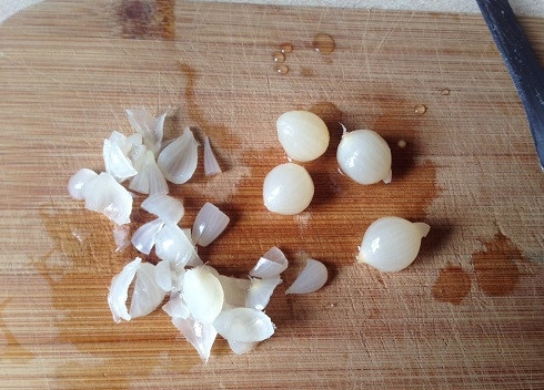 1. Этап. Салат из кальмаров с грибами: Я использую маринованный лук. Свежий лук нужно нарезать и сбрызнуть соком лимона или уксусом.