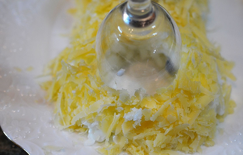 1. Этап. Салат Мимоза на 8 Марта: 4. Первым слоем выкладываем белки, затем — тертый сыр.