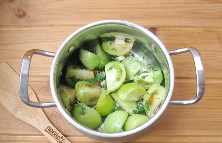 1. Этап. Зеленые помидоры дольками на зиму: Перемешайте помидоры, красный перец, укроп, чеснок, соль и сахар. Поставьте кастрюлю в холодильник на два часа, чтобы овощи пустили сок.