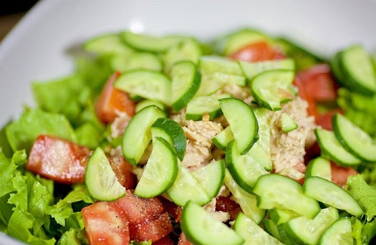 1. Этап. Салат с моцареллой: 4. Вымойте, обсушите и нарежьте произвольно огурчик.