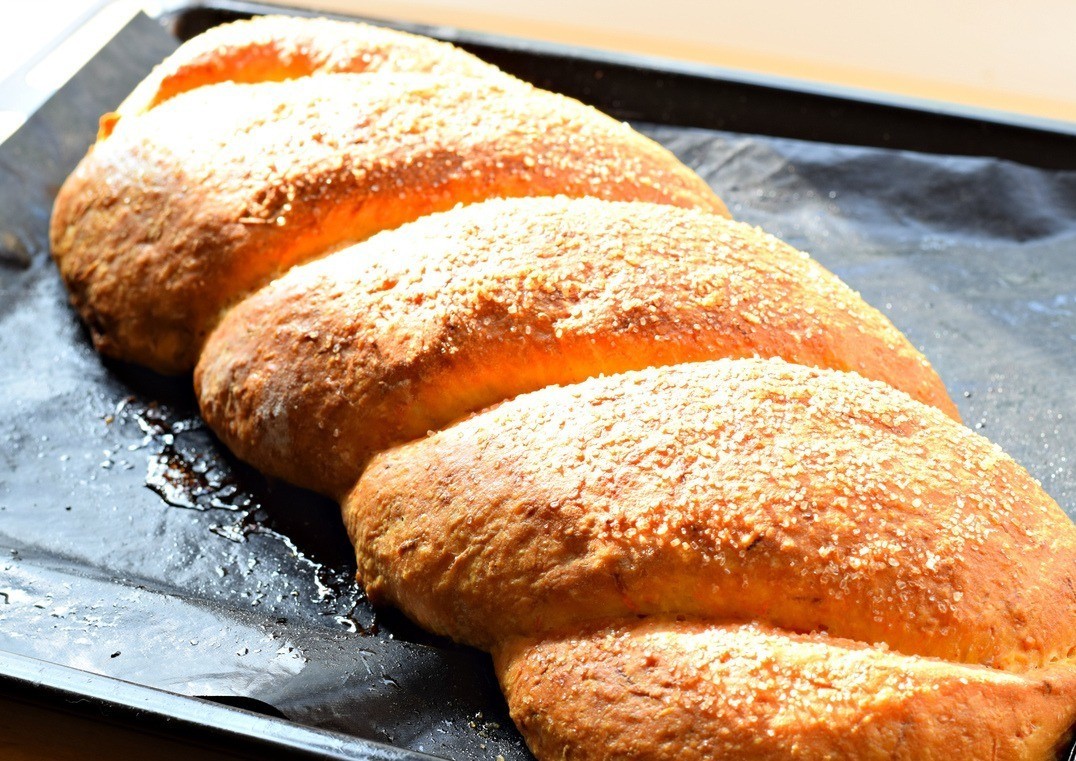 1. Stage. Wicker with apples and nuts: Bake the product in a preheated 180° oven for 40-45 minutes (be guided by your technique). If the top of the wicker will be very browned, cover it with foil 15 minutes before the end of the baking process.