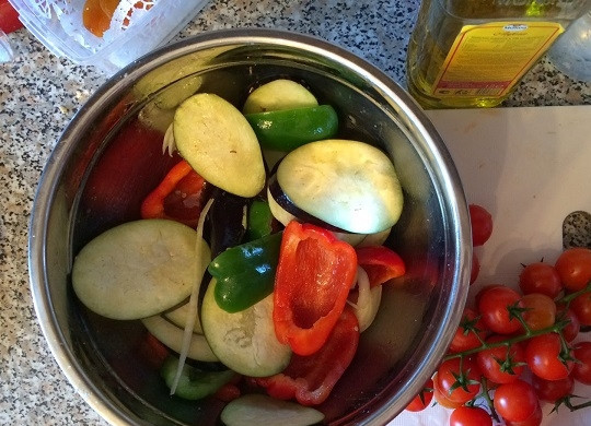 1. Этап. Сибас запеченный: 4. Тем временем можно подготовить овощи. Очистите их, вымойте, нарежьте. Добавьте соль по вкусу, щепотку перца, немного масла.