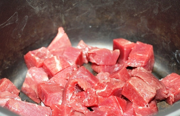 1. Этап. Говядина кусочками в мультиварке: Порежьте мясо кусочками. Сбрызните чашу мультиварки маслом, и обжарьте говядину в течение 20 минут в режиме выпечки.