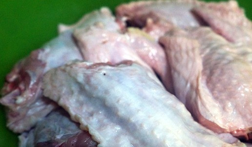 1. Этап. Чахохбили из индейки: Каждое крыло разделить на две части.