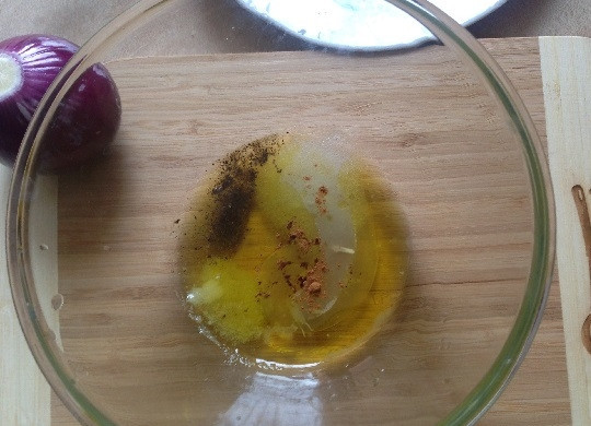 1. Этап. Салат из рукколы, лука и фиников: 1. Приготовим маринад для лука и фиников. Смешиваем оливковое масло, лимонный сок, смесь перцев, соль, сахар, корицу и базилик.