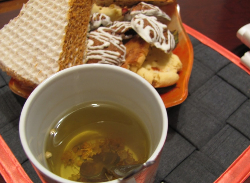 1. Этап. Зеленый чай с липой: После добавьте мед и перемешайте. Перед подачей хорошенько процедите напиток. Но для красоты можете оставить в кружке немного листьев.