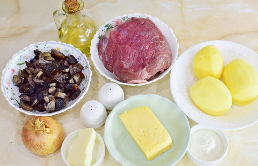 1. Этап. Телятина по-Орловски: Для приготовления телятины по-Орловски подготовьте необходимые ингредиенты. Телятину выбирайте без костей. Грибы можно взять любые. Я беру лесные отварные грибы, но их можно заменить на шампиньоны.