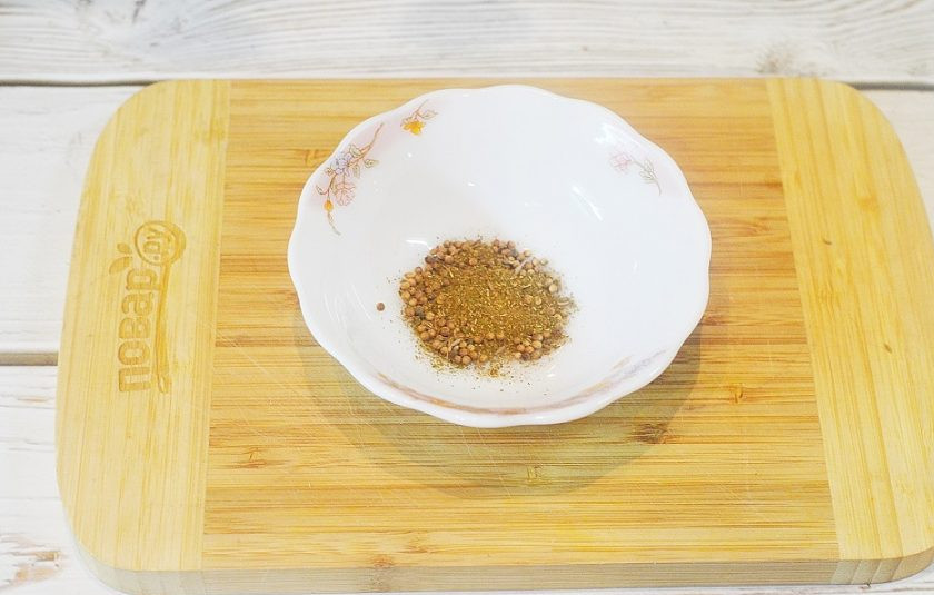 1. Этап. Бараньи ребрышки, томленные под луком: 4. Смешайте все специи.