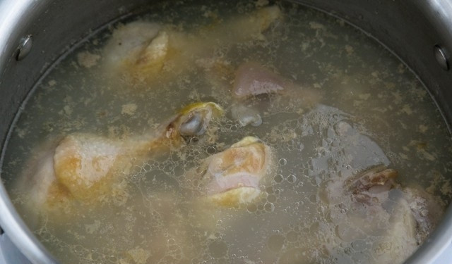 1. Этап. Холодец с курицей: 3. Варите содержимое на слабом огне под закрытой крышкой около 4-5 часов, нужен хороший навар.