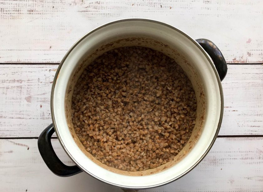 1. Этап. Тефтели из гречки с грибами: Гречку отварите в подсоленной воде и дайте ей полностью остыть.