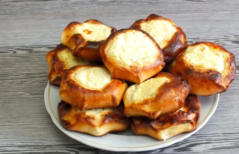 1. Этап. Дучмак с творогом: Готовую выпечку достаньте из духовки и снимите с листа. Переложите на блюдо.