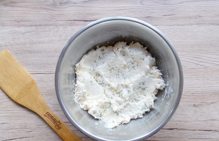 1. Этап. Сырники с твердым сыром и зеленью: Тщательно перемешайте все ингредиенты. Должно получиться довольно плотное тесто.