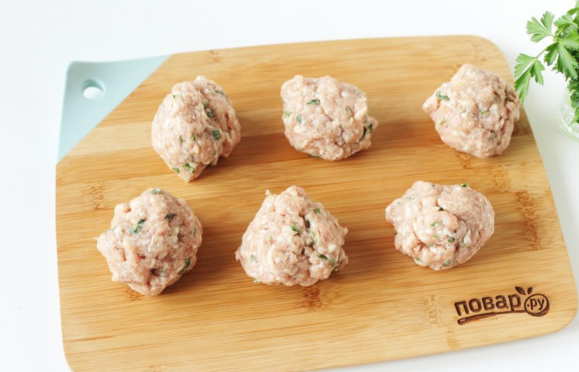 1. Этап. Мясные сочни с грибами: Фарш разделите на 6 частей.