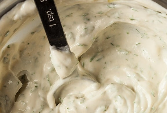 1. Этап. Стейк из свинины Вкуснейший: 2. А пока маринуется свинина, можно приготовить соус для подачи. Это может быть любой соус, который вам по душе. В данном случае я предлагаю соединить ложку винного уксуса с натуральным йогуртом, добавить свежую зелень, щепотку соли и перца. Все тщательно перемешайте и уберите в холодильник.