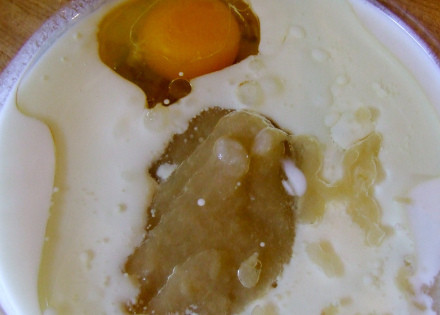 1. Этап. Маффины на кефире: 1. Чем мне нравится этот рецепт? Тем, что тут все очень просто. В глубокую мисочку отправьте яйцо, кефир и растительное масло. Добавьте при желании мед или фруктовое пюре, например. Тщательно перемешайте. Сразу включите духовку и разогрейте до 190 градусов.