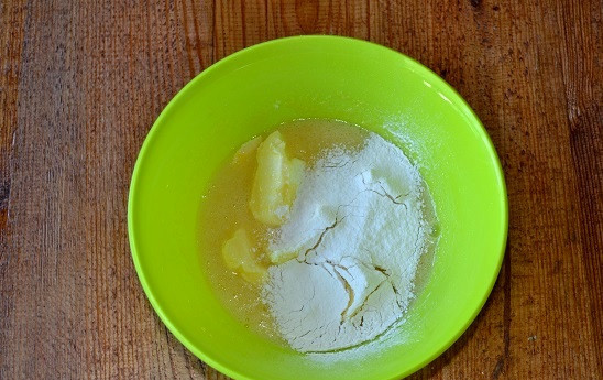 1. Этап. Торт Муравьиная горка: Выложите размягченное сливочное масло и понемногу всыпайте просеянную муку.