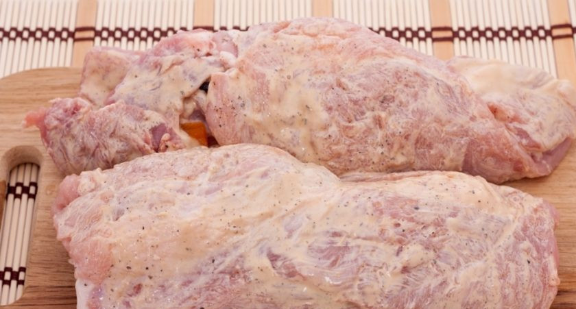 1. Этап. Свинина с курагой: Выложите сухофрукты на мясо с соусом. Сверните свинину в рулеты.