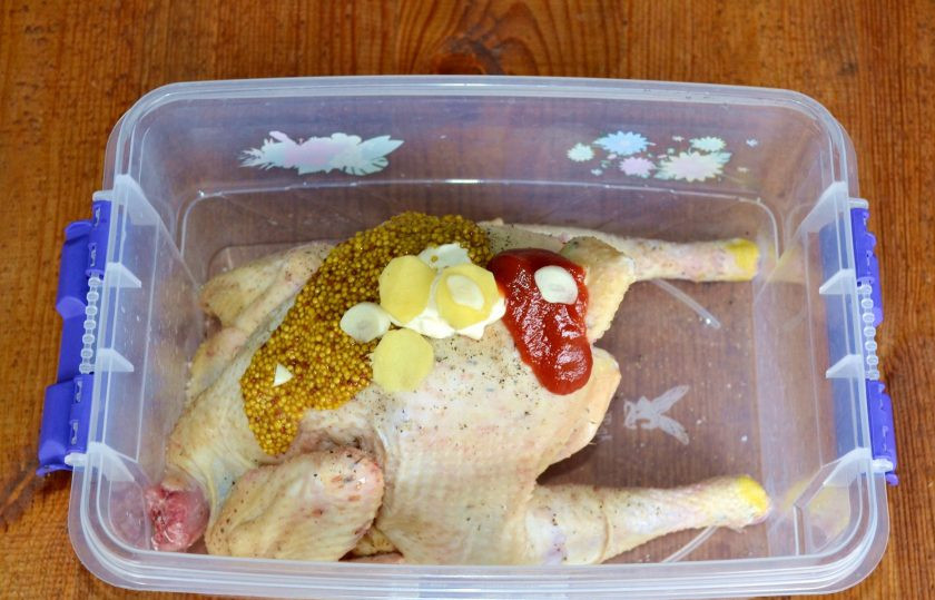 1. Этап. Курица на мангале целиком: Добавьте очищенный и мелко нарезанный чеснок и имбирь.