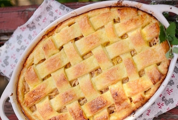 1. Этап. Именинный пирог: Духовку разогрейте до двухсот градусов, поставьте в нее пирог. Запекайте его, пока сверху не появится румяная корочка. На это уйдет около двадцати минут.