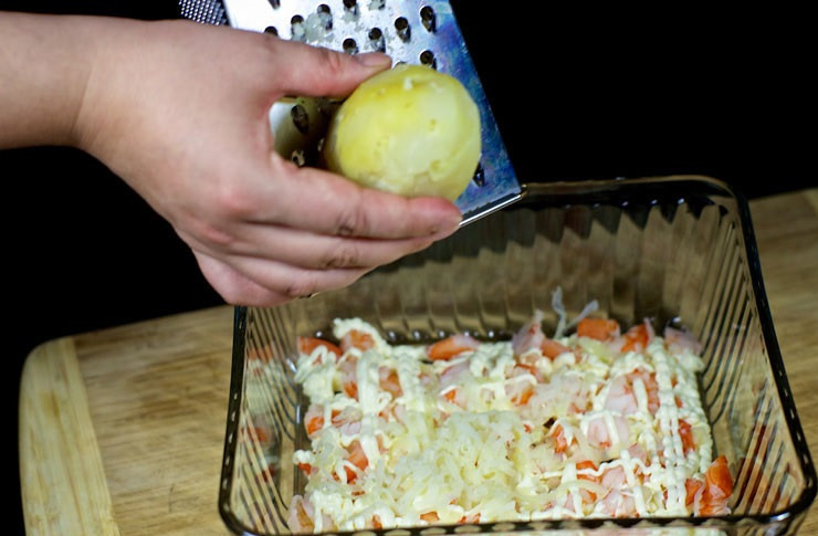 1. Этап. Салат Лагуна: 5. Картофель натереть на мелкой терке и выложить сверху ровным слоем.