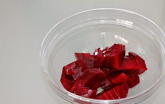 1. Этап. Салат с тунцом и свеклой: 2. Очистите свеклу, нарежьте её небольшими кубиками. Выложите в салатник.