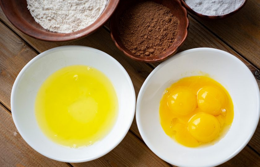 1. Этап. Шоколадный торт с кремом из маскарпоне: Четыре яйца аккуратно поделите на белки и желтки по сухим, раздельным мисочкам.