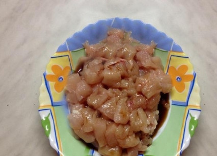 1. Этап. Запеканка из цветной капусты, брокколи и куриной грудки: Отделяем от кости мясо, промываем его под водой, обсушиваем и нарезаем на небольшие кусочки. Затем маринуем минут 20 в соевом соусе.