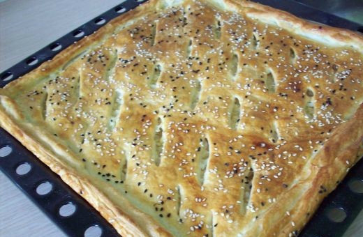 1. Этап. Пирог с капустой из слоеного дрожжевого теста: Отправляем пирог в духовку на полчаса. Температура запекания - 180 С. Пирог готов! Приятного аппетита!