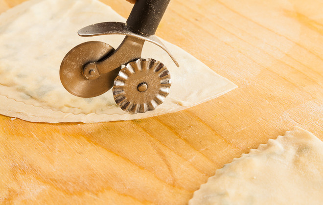 1. Этап. Азербайджанские чебуреки с зеленью: Сложите лепешку пополам и обрежьте края.